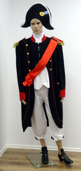 Napoleon Bonaparte: schwarze Uniformjacke, weiße Weste, w.Kniebundhose, rote Schärpe, schwarz,rot, w