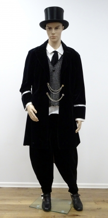 Charleston-Anzug Herren, schwarze Hose sowie Jacke, weißer Hemdeinsatz mit Weste und Bindetuch