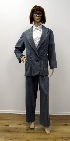 gestreifter Anzug (grau)
