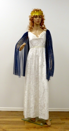 Griechin Helena: weißes la. Gewand (Pannesamt), Wasserfallkragen, blaue Tüllärmel