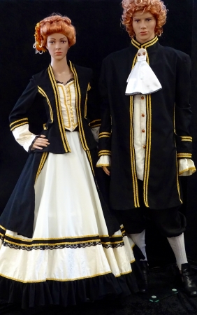 Justine: 2-teiliges Kleid mit eingesetztes Westenteil (Verzierung mit Goldborte), schwarz-creme