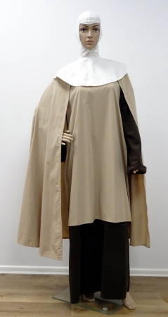 Klosterfrau: Kleid mit angesetzter Schürze, Umhang, Haube, Kopftuch
