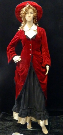 Viktorianische Dame: Polonaise (Tournürenüberkleid), Basisrock (Nadelstreifen), Bluse (creme), weinrot